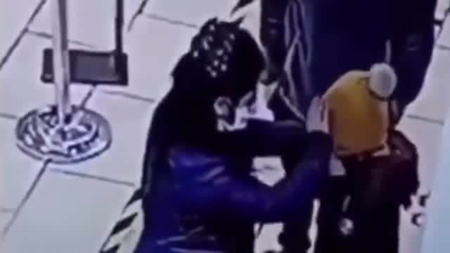 O cara confundiu o termômetro com álcool