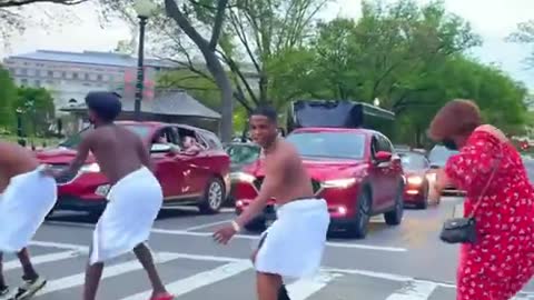 watch these hilarious man dancing on the road