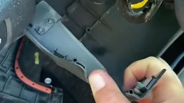 Automobile steering wheel disassembly