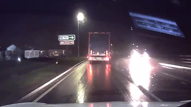 Stupid Driver risks life to get 2 spaces ahead