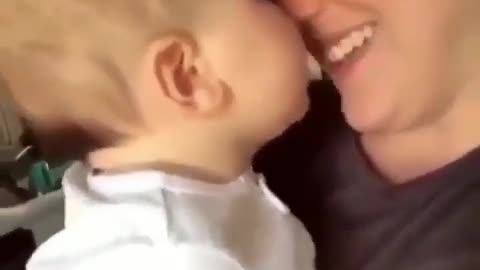 BABY KISS 💋 MOM WHEN MOM CALL HIM❤️❤️