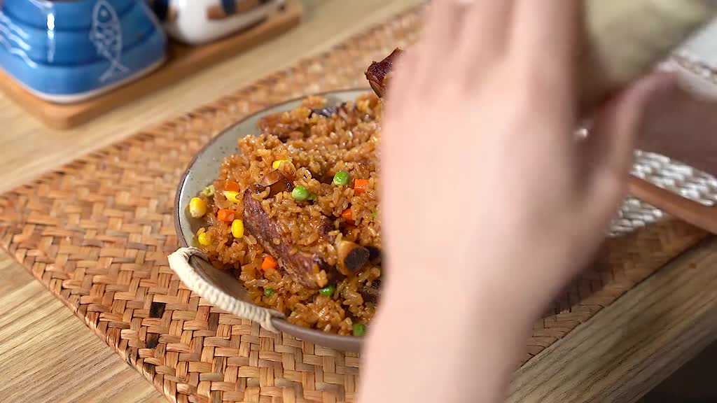 Today, I made a delicious and simple stewed rice with ribs