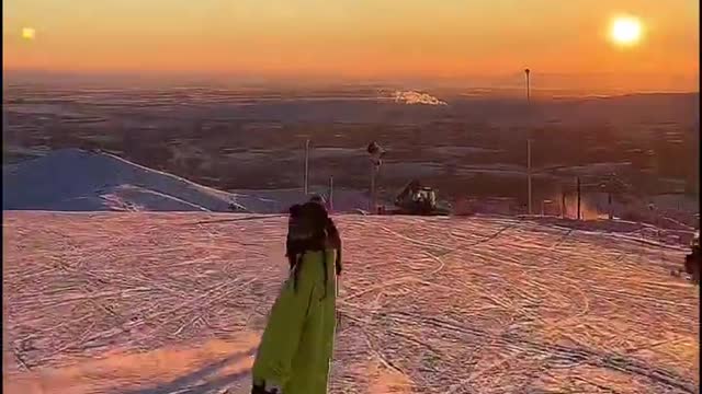 Skiing in the sunset, come and see the ski resort in the sunset