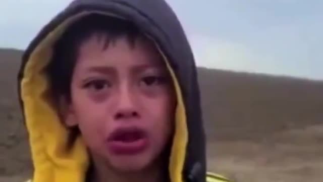 Heartbreaking foYoung boy begging for help—after he crossed the Rio Grande river in Texas...