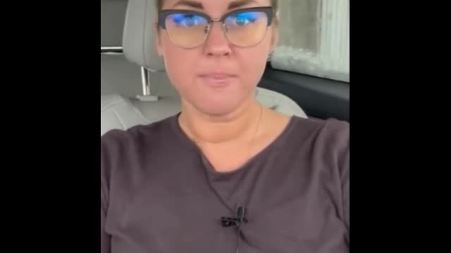 Женщина пошла в магазин за хлебом!