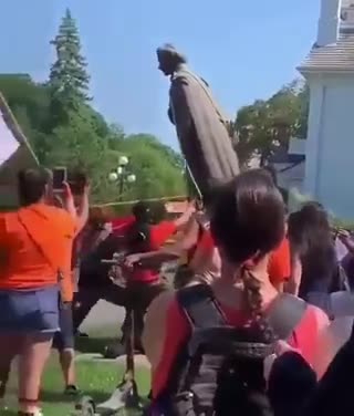 Native Canadians tear down Queen Elizabeth statue in protest against the abduction and murder...