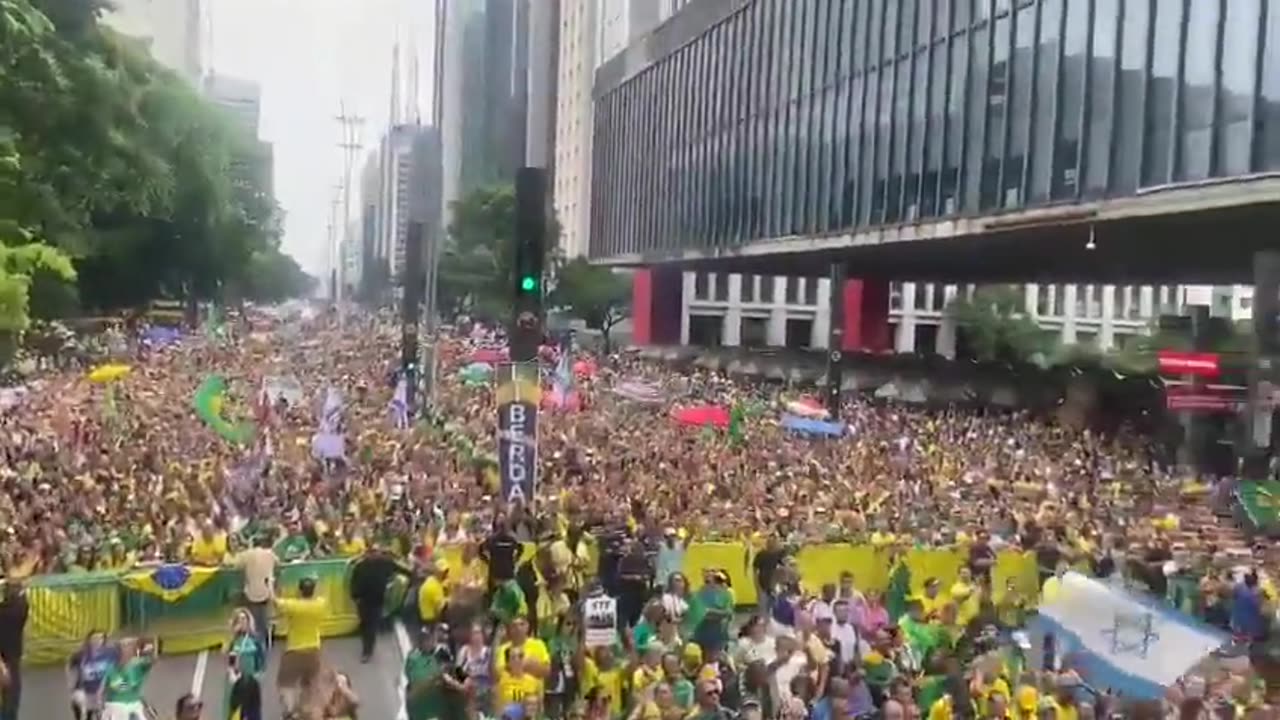 Thousands of Brazilian patriots marched in the streets of São Paulo today.