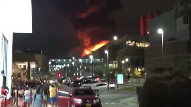 Fuerte incendio en centro comercial de Barranquilla