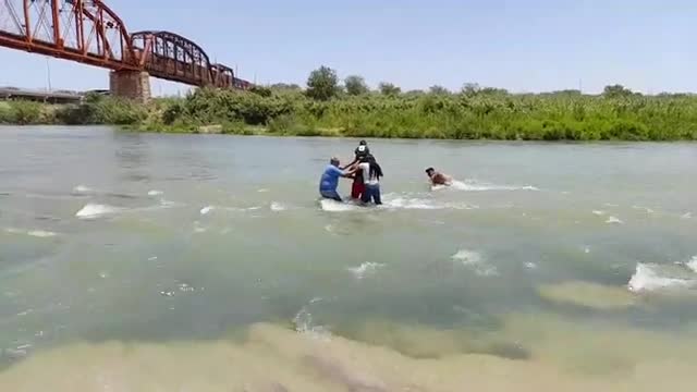 Migrant couple with son try to cross the Rio Grande in Piedras Negras (05/08/2022)