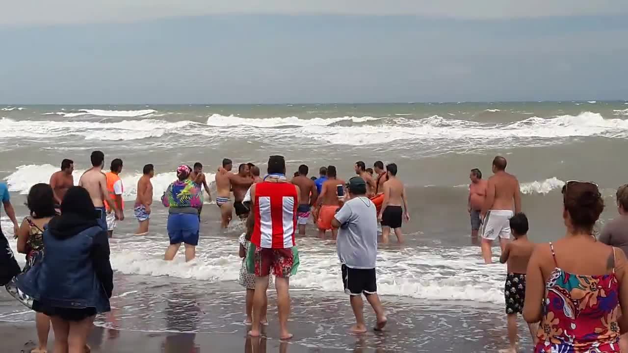 Beachgoers Form Human Chain to Save Drowning Swimmer