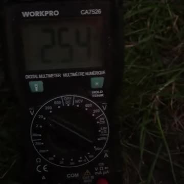 Momentum generator producing 14 V by hand