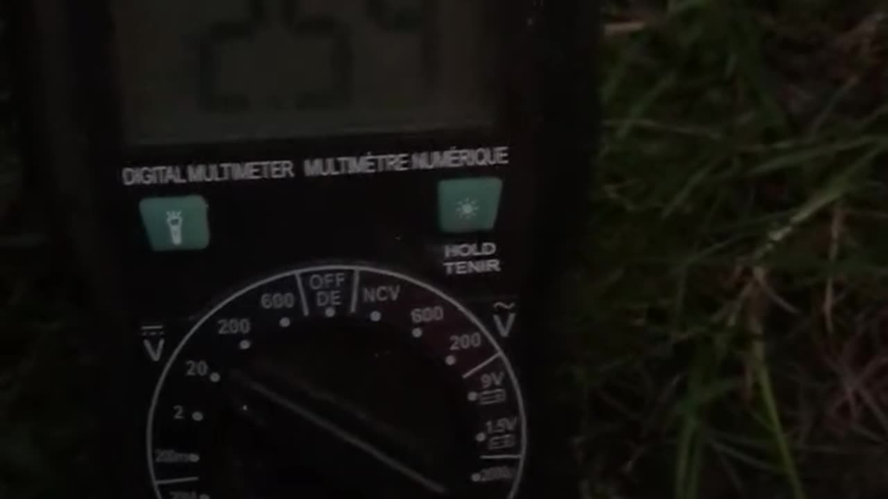 Momentum generator producing 14 V by hand