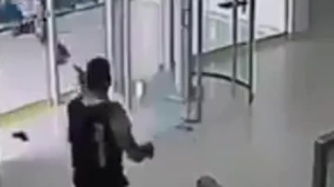 Security Guard Multitasking Robbers