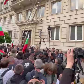 A rally is taking place in Sofia against attempts to drag Bulgaria into the Ukrainian crisis. 2