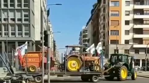 Italian farmers hit Milan with the message: "We are not slaves, we are farmers!"