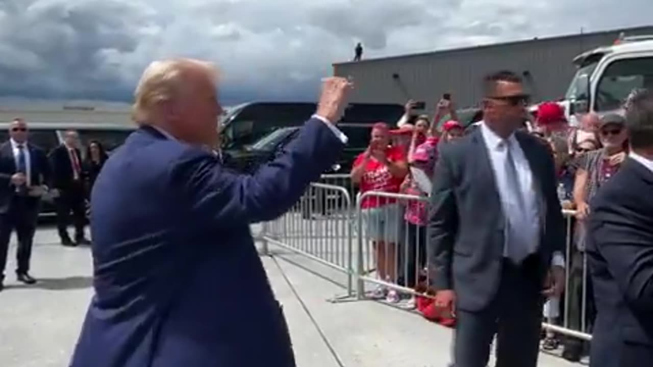 “FIGHT, FIGHT, FIGHT!” President Trump is greeted by supporters in PA 🇺🇸