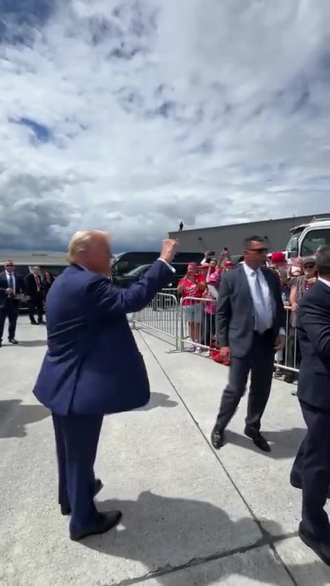 “FIGHT, FIGHT, FIGHT!” President Trump is greeted by supporters in PA 🇺🇸