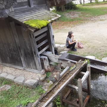 Ngồi ăn ở cối giã gạo