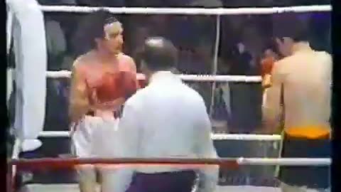 Johnny Owen KOs Wayne Evans