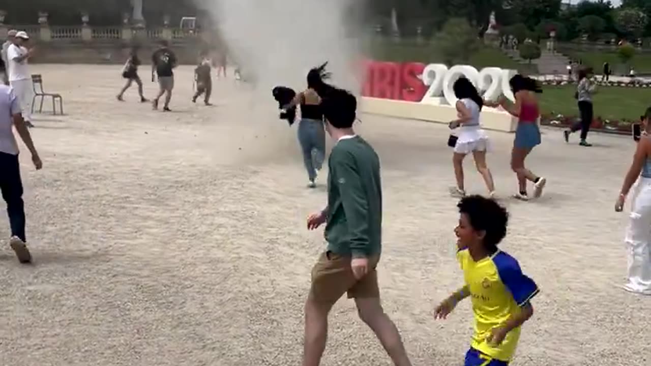 Dust devil in Jardin du Luxembourg, Paris yesterday....🌪️