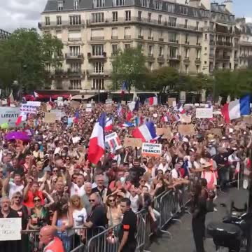 FRANCIA: PER MACRON È ORAMAI IMPOSSIBILE REGGERE.