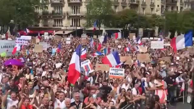 FRANCIA: PER MACRON È ORAMAI IMPOSSIBILE REGGERE.