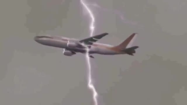 plane struck by lightning