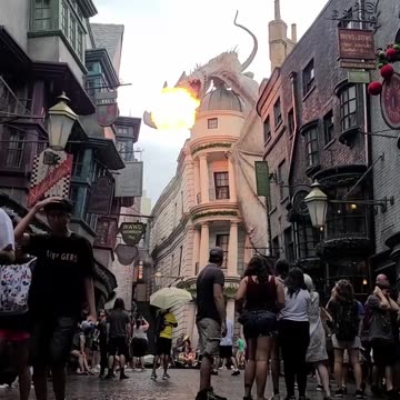 PeoplePeople Watching In Diagon Alley @ #wizardingworldofharrypotter #universalstudios #harrypotter