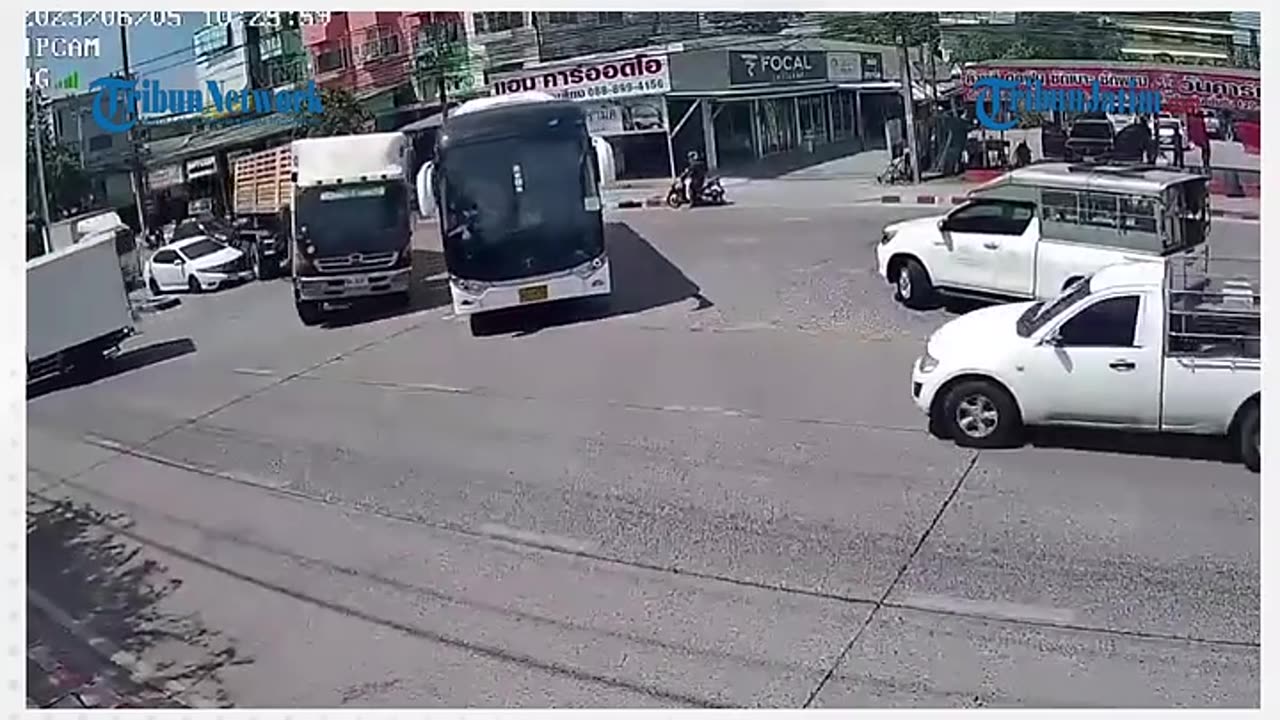 Terekam CCTV, Sopir Truk Berhasil Hindari Laka dengan Bus