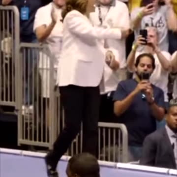 🚨 PAY CLOSE ATTENTION TO THIS VIDEO OF “KAMALA HARRIS” WALKING OUT 🚨