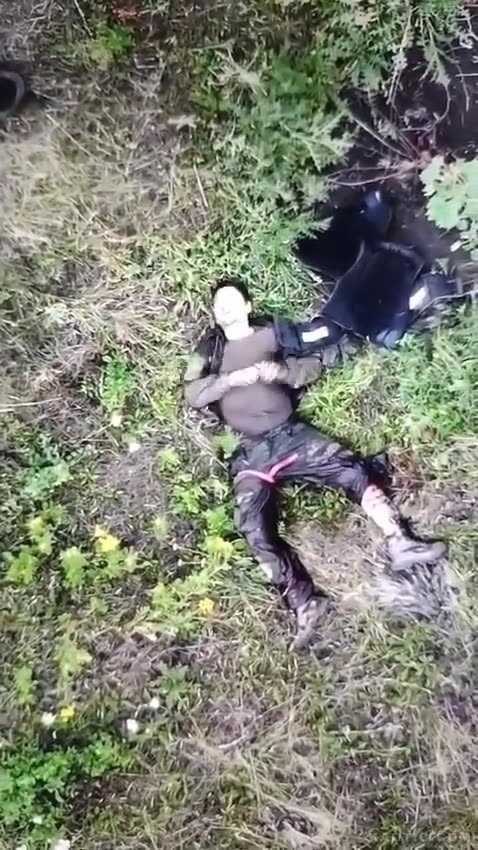 (+18)-Ranny żołnierz detonuje się granatem