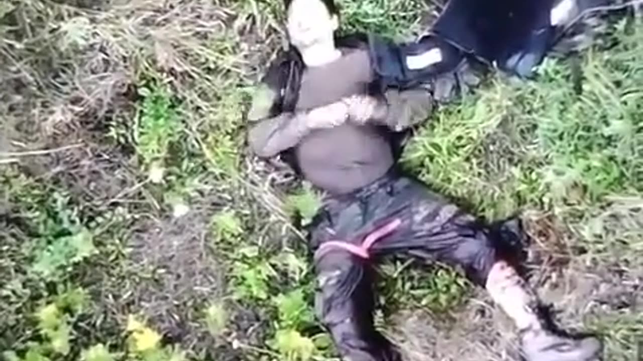 (+18)-Ranny żołnierz detonuje się granatem