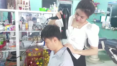 Cute young girl shampoo and massage face very well | Vietnam babershop