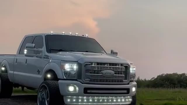 In order to shoot the car, my brother also made a video.