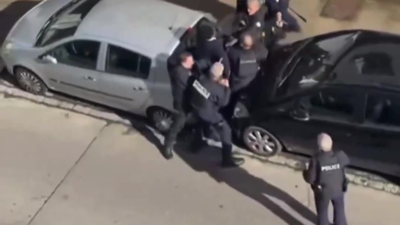 Usual suspect attacks French police with a saber. In Europe no one is safe