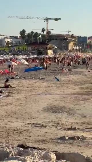 Η κατάσταση στον πλανήτη σε ένα ΒΙΝΤΕΟ: Κόσμος στις παραλίες ενώ ηχούν πολεμικές σειρήνες