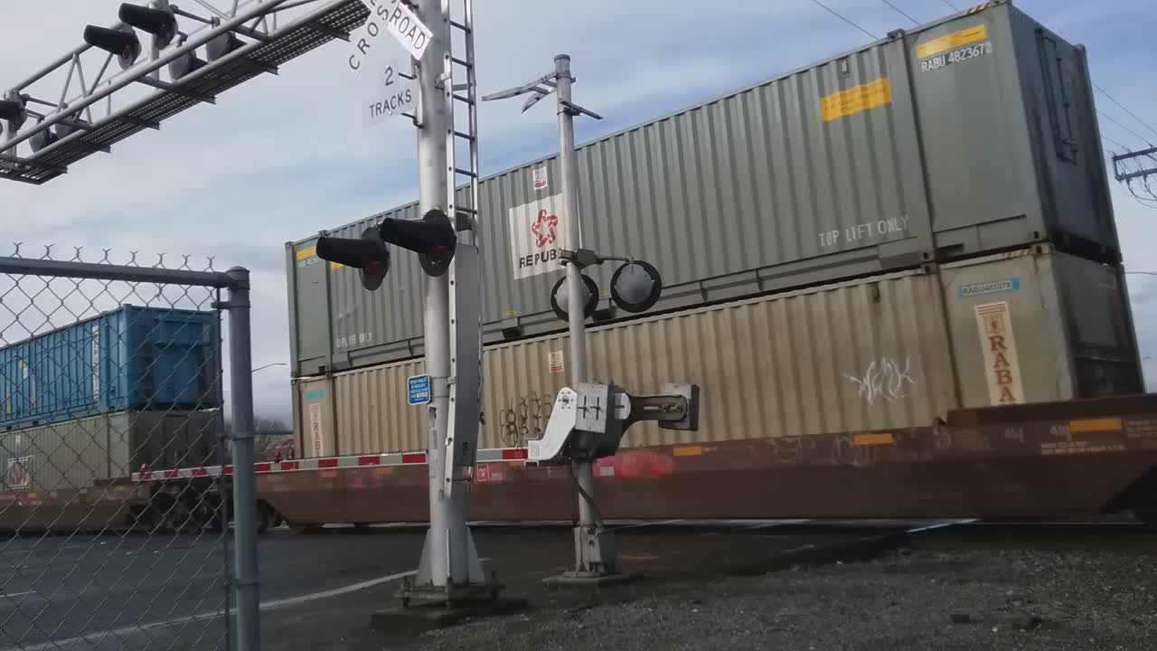 BNSF container freight train in Kent, WA on 3/19/2021