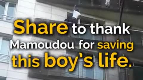 Brave man saves a child's life hanging from a balcony