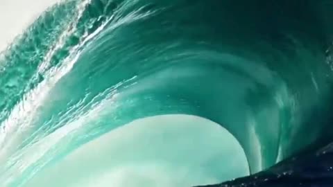 Facing the Giant: A Wave Like No Other! 🌊📸👀😱🌍🔍