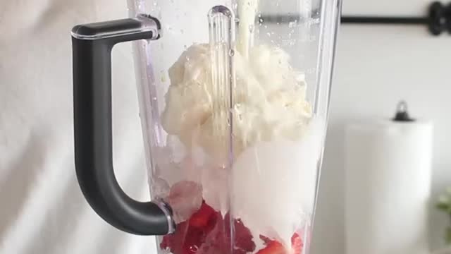 MILKSHAKE DE BOLHAS SAUDÁVEL(Canal Comidas Diferents)#SHORTS