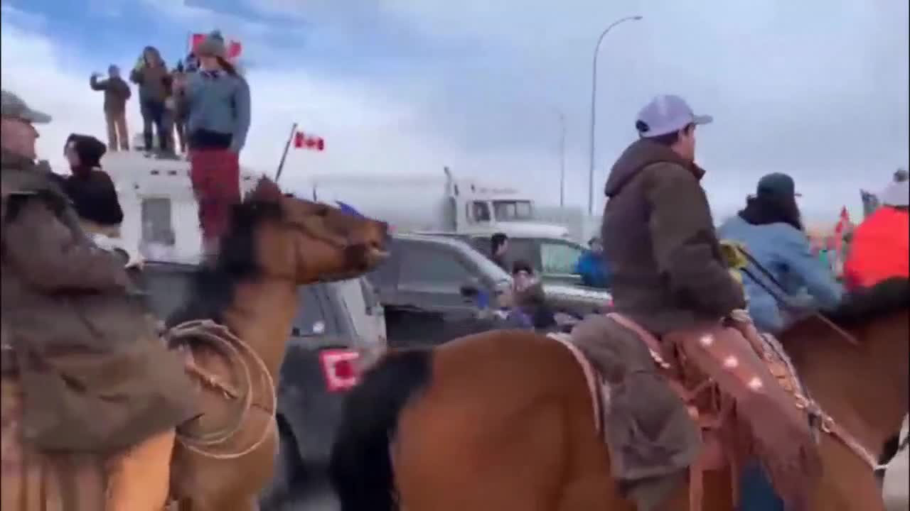 Une centaine de cowboys canadiens viennent d'arriver au blocage à la frontière américaine en Alberta