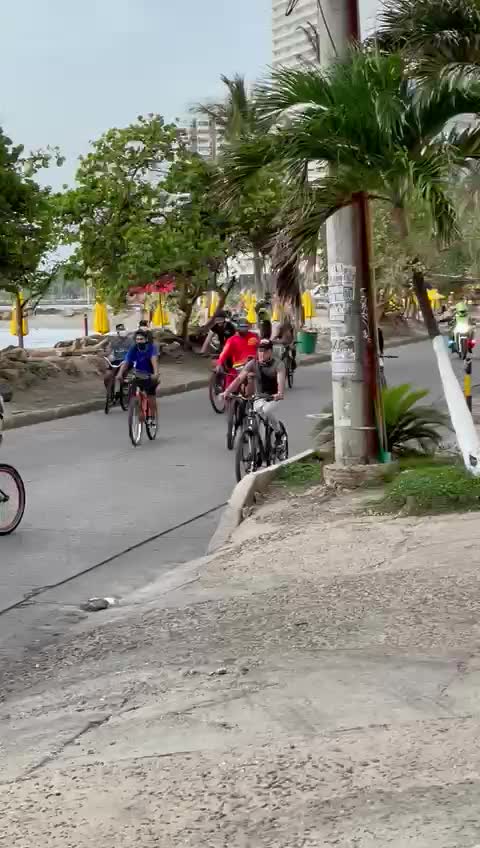 Así transcurre la ‘marcha sobre ruedas’ de los estudiantes en Cartagena