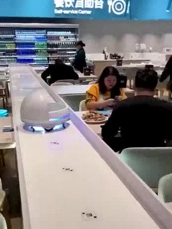 Please welcome pizza to table three ... 😊 👏