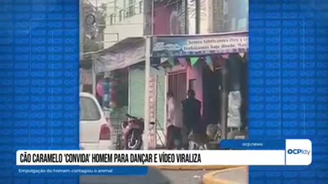 Homem dançando na calçada com seu cachorro