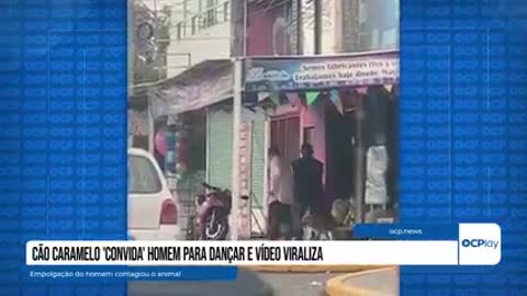 Homem dançando na calçada com seu cachorro