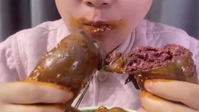 Sausage, Pig Blood, Fried and Eaten by Woman, ASMR Mukbang