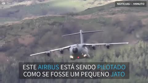 Avião gigante faz manobra impressionante