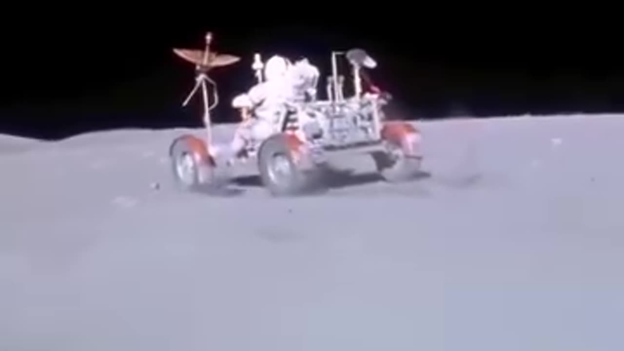 Passeggiata e sgommate sulla luna (sono riusciti a portare anche il gokart)