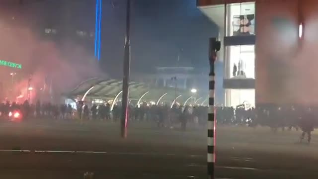 Pays-Bas: Manifestation Rotterdam réprimée par des tires à balles réelles de la Police (20 nov. 2021)