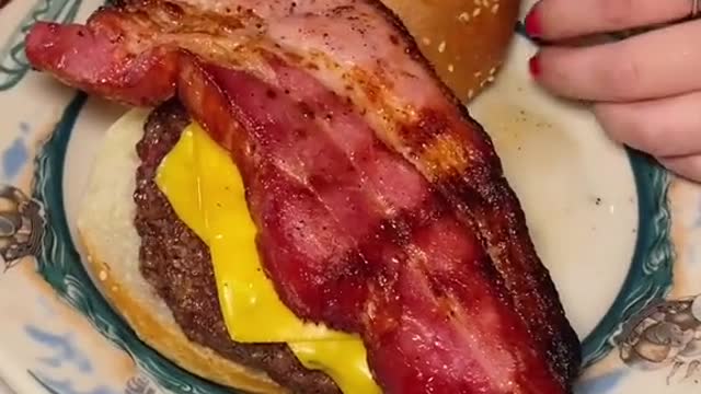 cheeseburger with bacon